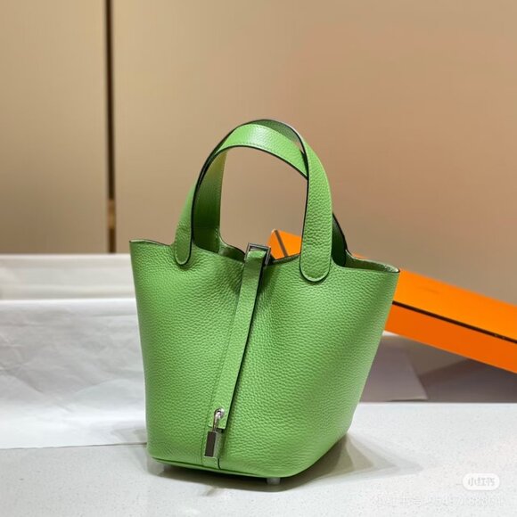 Classic Hermes Bag: A Stylish and Versatile Choice for Elegance - Picture 3 of 4
